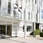 La bandera de Ceuta luce en el balcón del Ayuntamiento como muestra de solidaridad