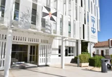 La bandera de Ceuta luce en el balcón del Ayuntamiento como muestra de solidaridad