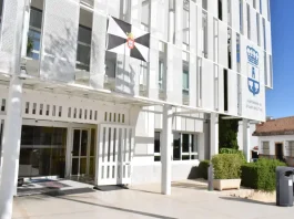 La bandera de Ceuta luce en el balcón del Ayuntamiento como muestra de solidaridad