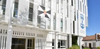 La bandera de Ceuta luce en el balcón del Ayuntamiento como muestra de solidaridad