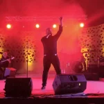 Alberto Ruiz conquista El Portón con “Escándalo”, un viaje por las grandes canciones de Raphael