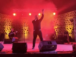 Alberto Ruiz conquista El Portón con “Escándalo”, un viaje por las grandes canciones de Raphael