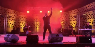 Alberto Ruiz conquista El Portón con “Escándalo”, un viaje por las grandes canciones de Raphael