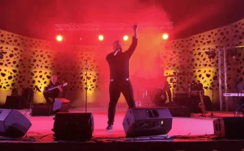 Alberto Ruiz conquista El Portón con “Escándalo”, un viaje por las grandes canciones de Raphael