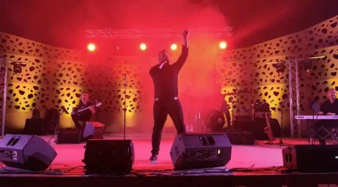 Alberto Ruiz conquista El Portón con “Escándalo”, un viaje por las grandes canciones de Raphael Alberto Ruiz conquista El Portón con “Escándalo”, un viaje por las grandes canciones de Raphael