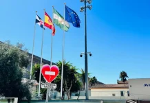 La bandera de Ceuta ondea desde hoy en las sedes de la Diputación de Málaga como muestra de apoyo y solidaridad con el pueblo ceutí