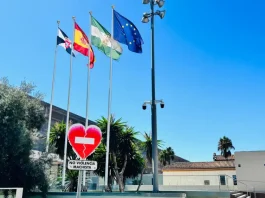 La bandera de Ceuta ondea desde hoy en las sedes de la Diputación de Málaga como muestra de apoyo y solidaridad con el pueblo ceutí