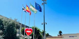 La bandera de Ceuta ondea desde hoy en las sedes de la Diputación de Málaga como muestra de apoyo y solidaridad con el pueblo ceutí