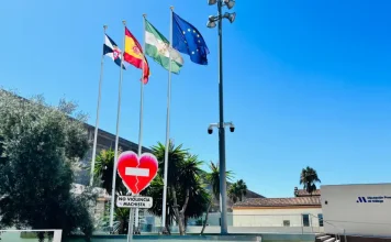 La bandera de Ceuta ondea desde hoy en las sedes de la Diputación de Málaga como muestra de apoyo y solidaridad con el pueblo ceutí