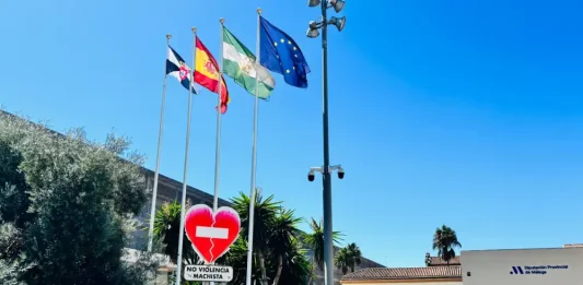 La bandera de Ceuta ondea desde hoy en las sedes de la Diputación de Málaga como muestra de apoyo y solidaridad con el pueblo ceutí
