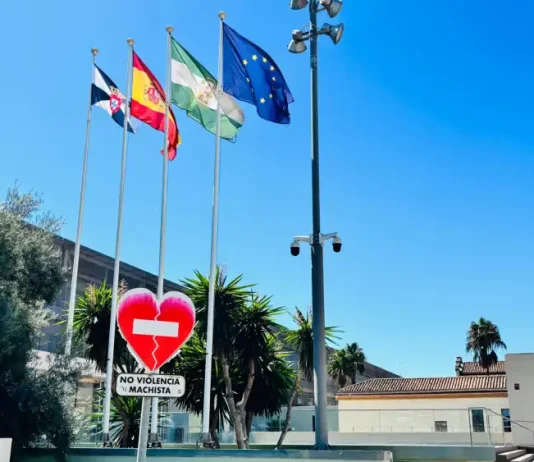 La bandera de Ceuta ondea desde hoy en las sedes de la Diputación de Málaga como muestra de apoyo y solidaridad con el pueblo ceutí