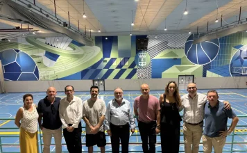 Un innovador mural otorga una imagen más moderna al Polideportivo El Limón Un innovador mural otorga una imagen más moderna al Polideportivo El Limón