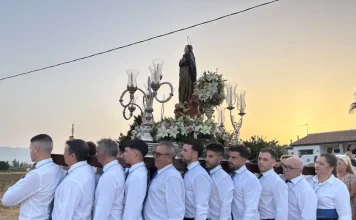 Multitudinario arranque de las Fiestas de Zapata, con una procesión de la Virgen de Asunción para el recuerdo