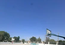 Los colegios de Alhaurín de la Torre ponen a punto sus pistas deportivas antes de la vuelta a las aulas