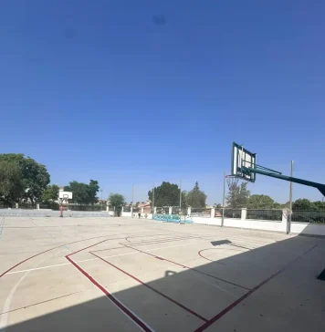 Los colegios de Alhaurín de la Torre ponen a punto sus pistas deportivas antes de la vuelta a las aulas
