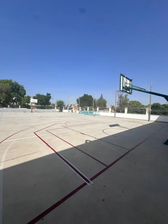 Los colegios de Alhaurín de la Torre ponen a punto sus pistas deportivas antes de la vuelta a las aulas Los colegios de Alhaurín de la Torre ponen a punto sus pistas deportivas antes de la vuelta a las aulas