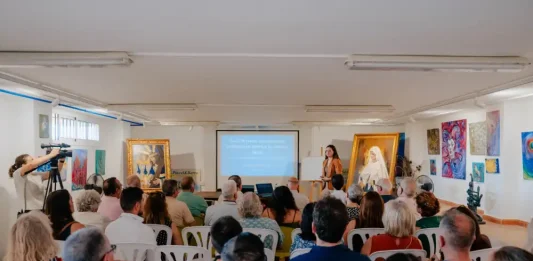 Pincel y Barro acerca la obra de Raúl Berzosa al público de Alhaurín de la Torre con una conferencia sobre estética sacra