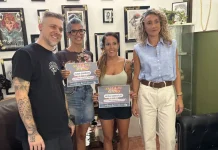 El Área de Comercio y Fedelhorce entregan las tarjetas regalo por la campaña de verano     