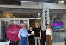 El alcalde visita la nueva hamburguesería Vorari