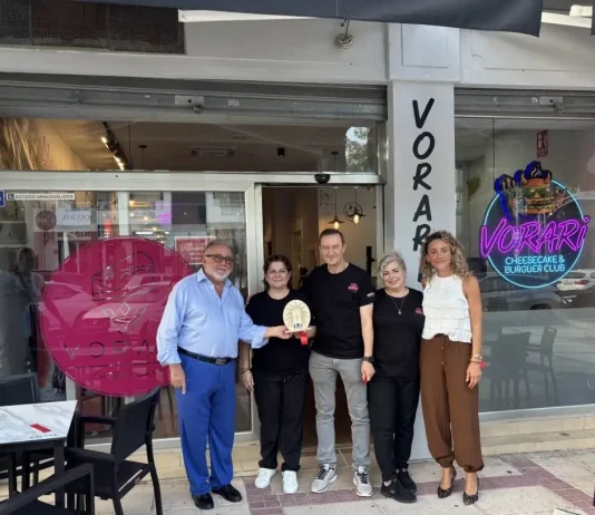 El alcalde visita la nueva hamburguesería Vorari