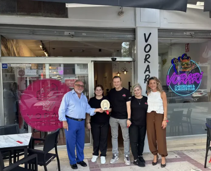 El alcalde visita la nueva hamburguesería Vorari