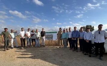 El alcalde y la delegada de Aguas de la Junta se reúnen con agricultores en Zapata       