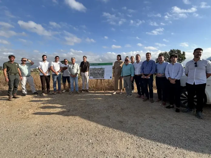 El alcalde y la delegada de Aguas de la Junta se reúnen con agricultores en Zapata       