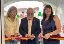 El alcalde inaugura la sede de la asociación Mis Niñas de Manualidades