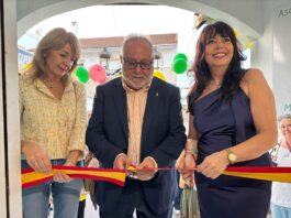 El alcalde inaugura la sede de la asociación Mis Niñas de Manualidades