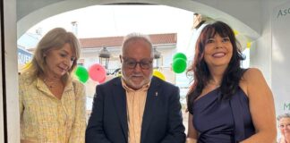 El alcalde inaugura la sede de la asociación Mis Niñas de Manualidades