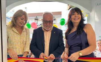 El alcalde inaugura la sede de la asociación Mis Niñas de Manualidades