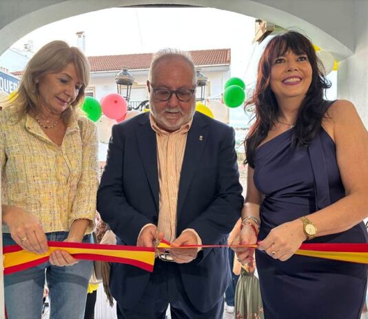 El alcalde inaugura la sede de la asociación Mis Niñas de Manualidades