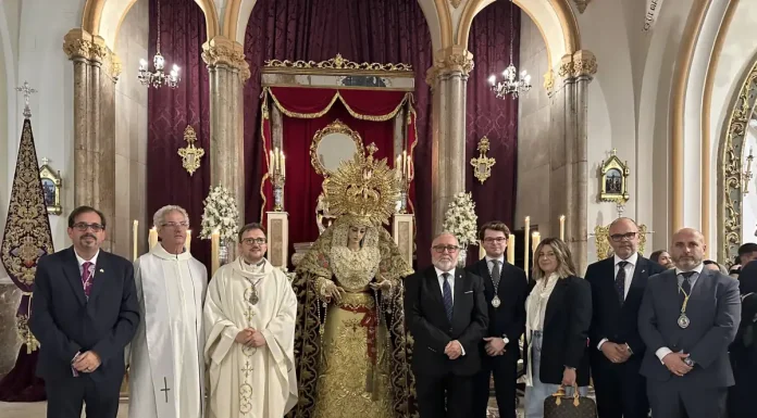 Miguel Pacheco Pérez borda una saya de oro para la Virgen de la Trinidad Coronada Miguel Pacheco Pérez borda una saya de oro para la Virgen de la Trinidad Coronada