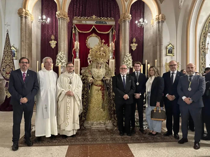 Miguel Pacheco Pérez borda una saya de oro para la Virgen de la Trinidad Coronada
