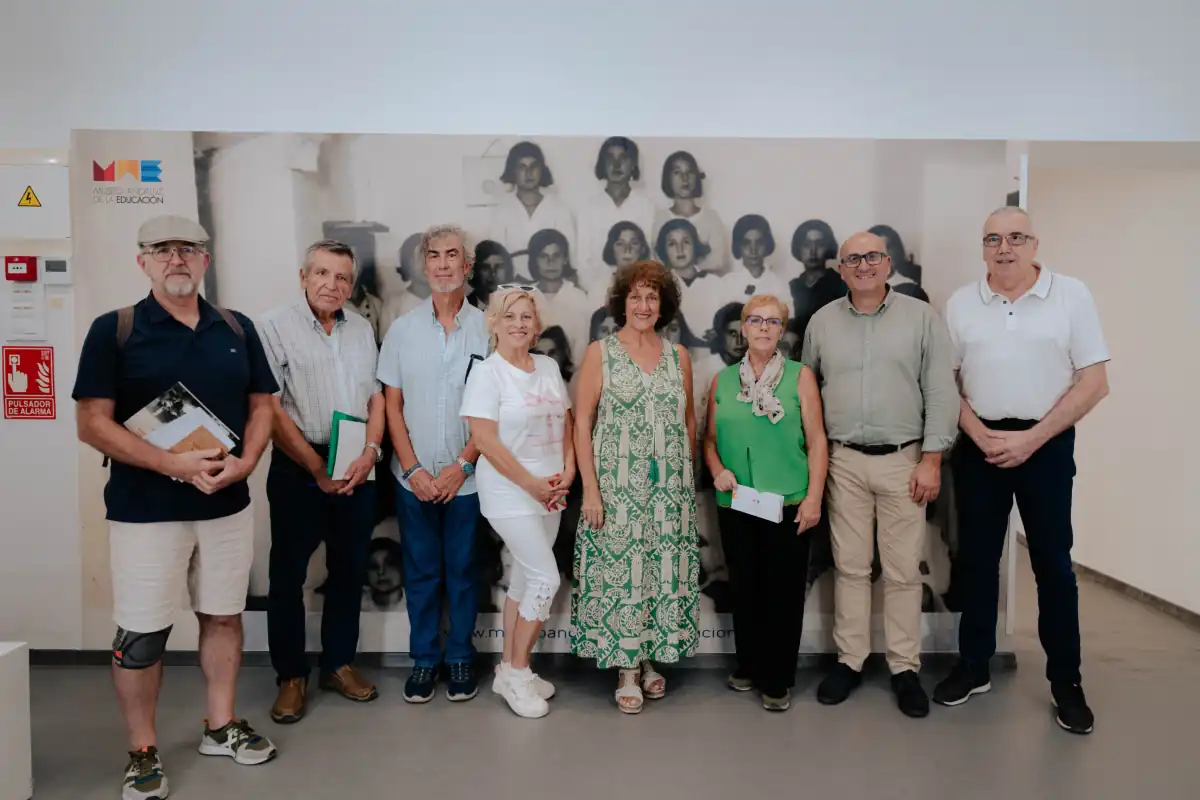 El MAE enseña a los mayores a transmitir la historia de la escuela