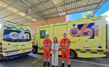 La delegada de Sanidad y Consumo de Málaga visita las instalaciones del 061 de la provincia